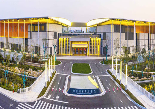 La forma di un padiglione con due ali organizza la funzione e lo spazio di Nantong International Convention and Exhibition Ce