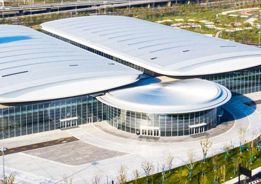 La forma di un padiglione con due ali organizza la funzione e lo spazio di Nantong International Convention and Exhibition Ce